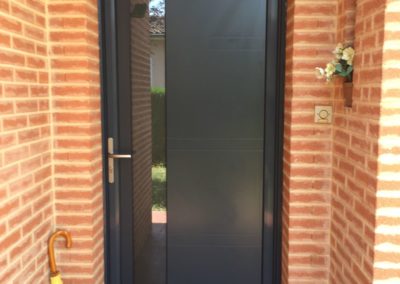 Porte d'entrée PVC grise