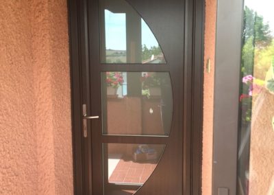 Porte d'entrée en PVC grise moderne