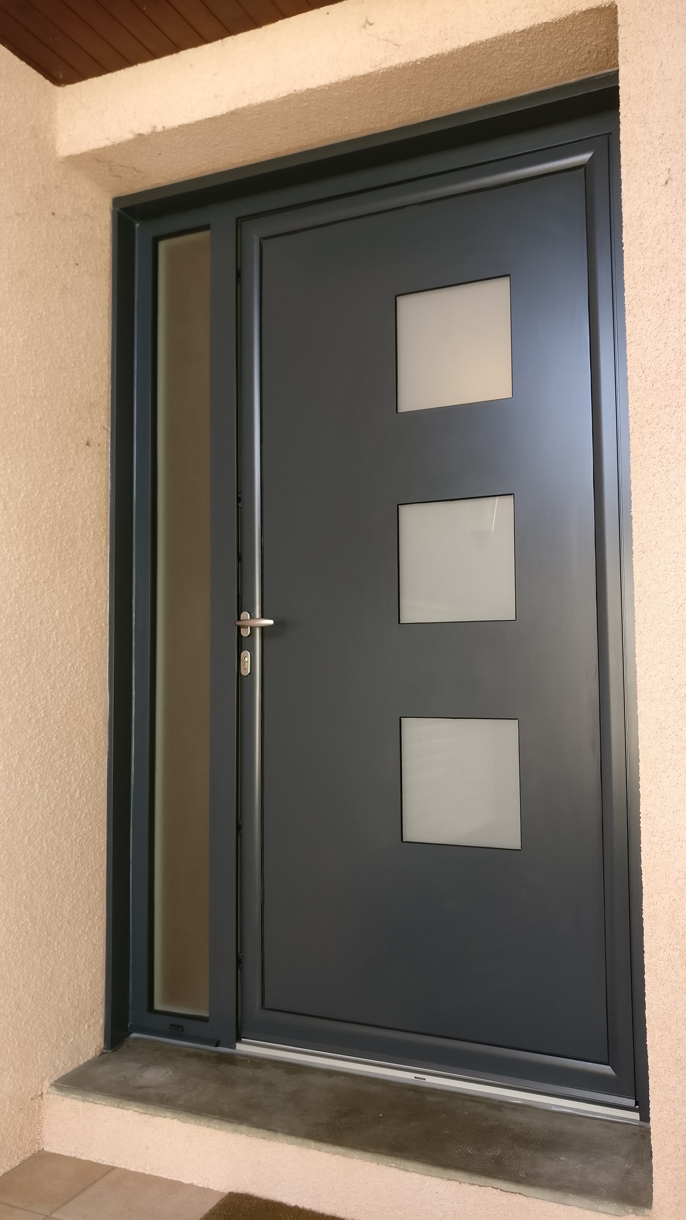 Porte d'entrée PVC grise