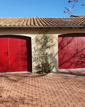 PORTE DE GARAGE ROUGE BASQUE SAINT ORENS