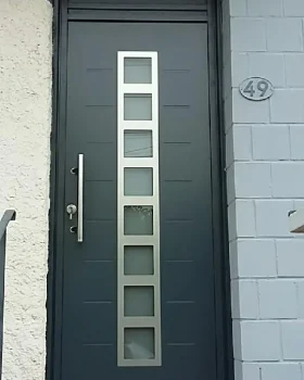 PORTE D'ENTREE ALUMINIUM GRIS AVEC BARRE DE TIRAGE ET INSERT INOX BALMA