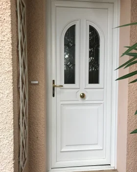 PORTE EN PVC BLANC AVEC GRILLE QUINT FONSEGRIVES