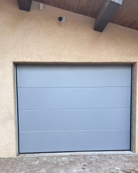 POSE PORTE DE GARAGE SECTIONNELLE GRIS CLAIR VIGOULET AUZIL