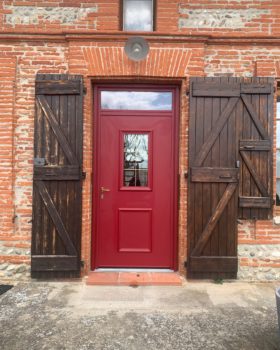 POSE PORTE D'ENTREE EN PVC ROUGE ESCALQUENS