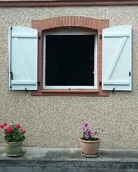 VOLETS BATTANTS BARRES A ECHARPE CINTRES BALMA