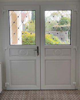 PORTE EN BOIX DEUX VANTEAUX AVEC GRILLE FERRONERIE SAINT ORENS